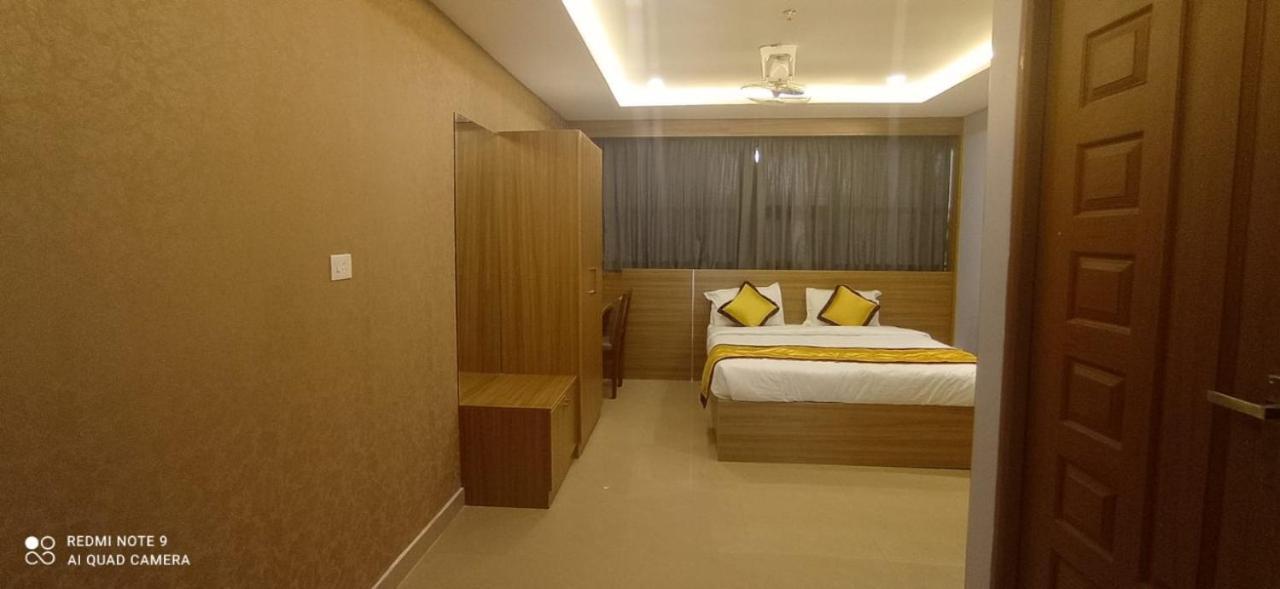 Hotel Emirates Kannangad Exterior photo